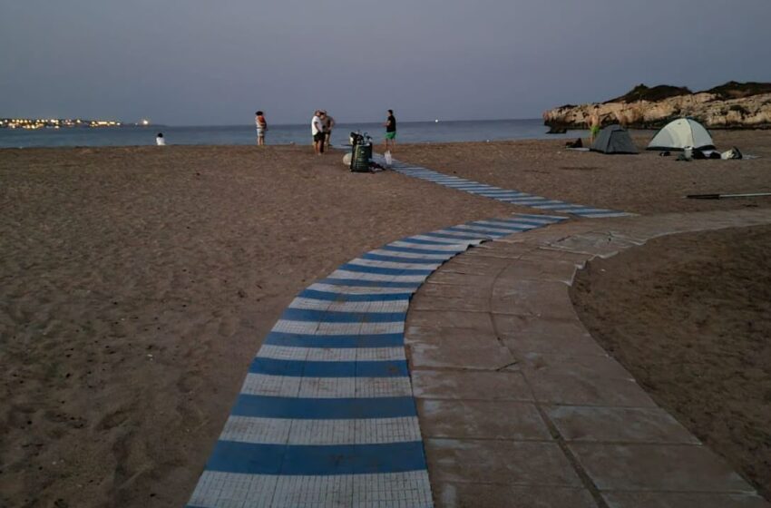  Primitivi smantellano la passerella per i disabili in spiaggia, i volontari la rimontano