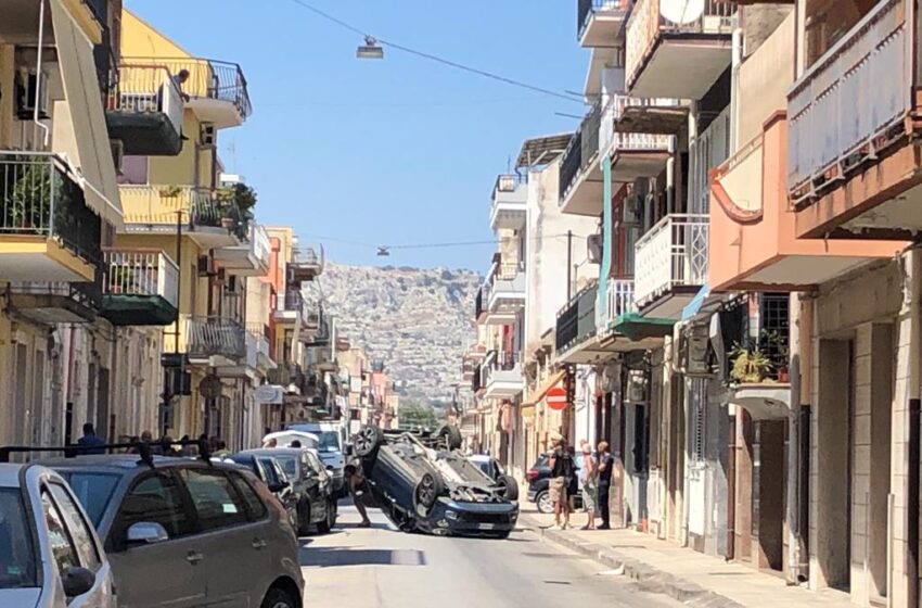  Cappotta con l’auto a Floridia, illeso. Incidente in centro, tra via Garibaldi e Romagnosi