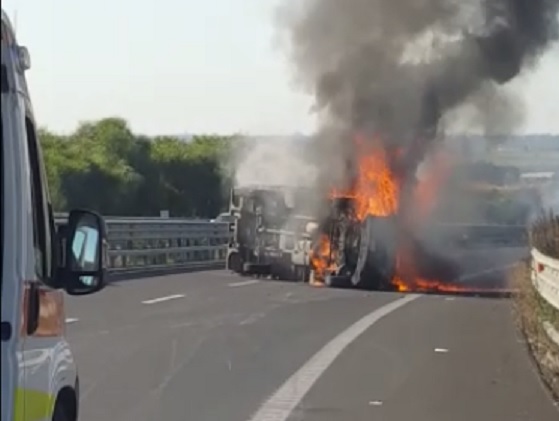  “Così ho soccorso il conducente del furgone in fiamme”: il racconto di un infermiere