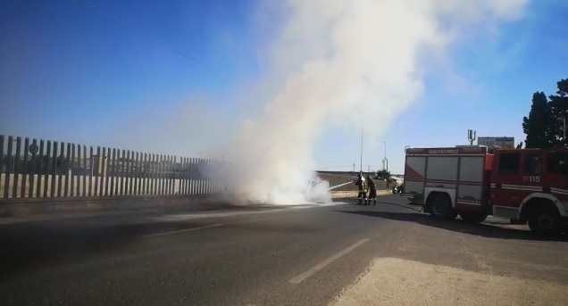  Brutta avventura per un automobilista: vettura in fiamme in via Elorina