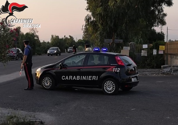  Impenna davanti ai Carabinieri e poi si aggrappa alla loro auto: 21enne ai domiciliari