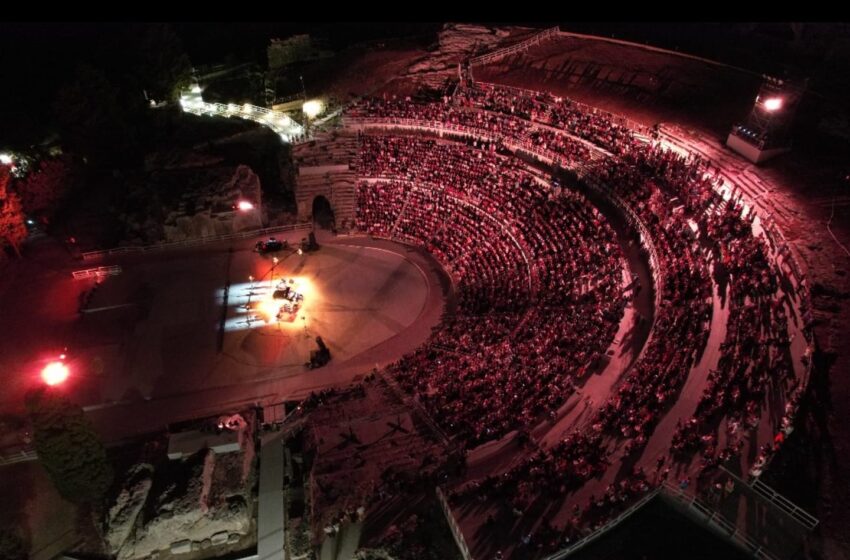  Tutti in piedi per Ludovico Einaudi al teatro greco: sold out e cinque minuti di standing ovation