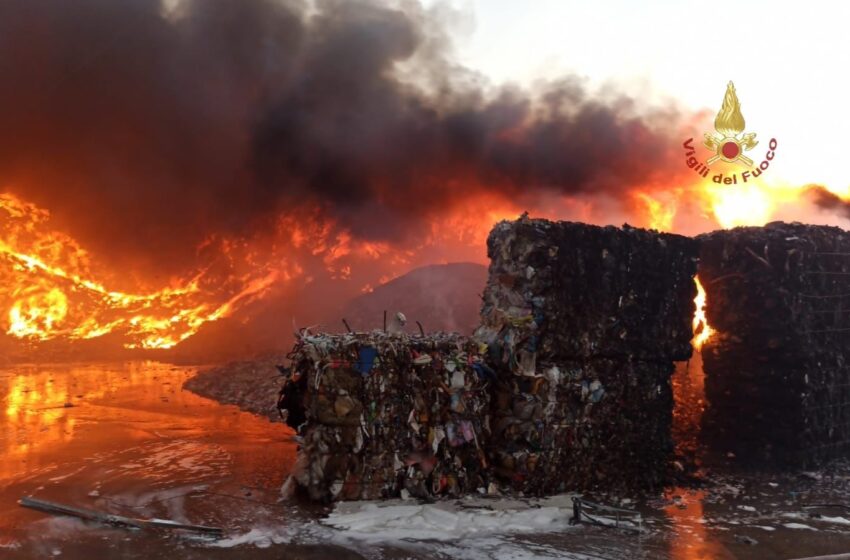  Incendio al deposito rifiuti, la Procura apre un’inchiesta. Comitato Stop Veleni: “Più informazioni”