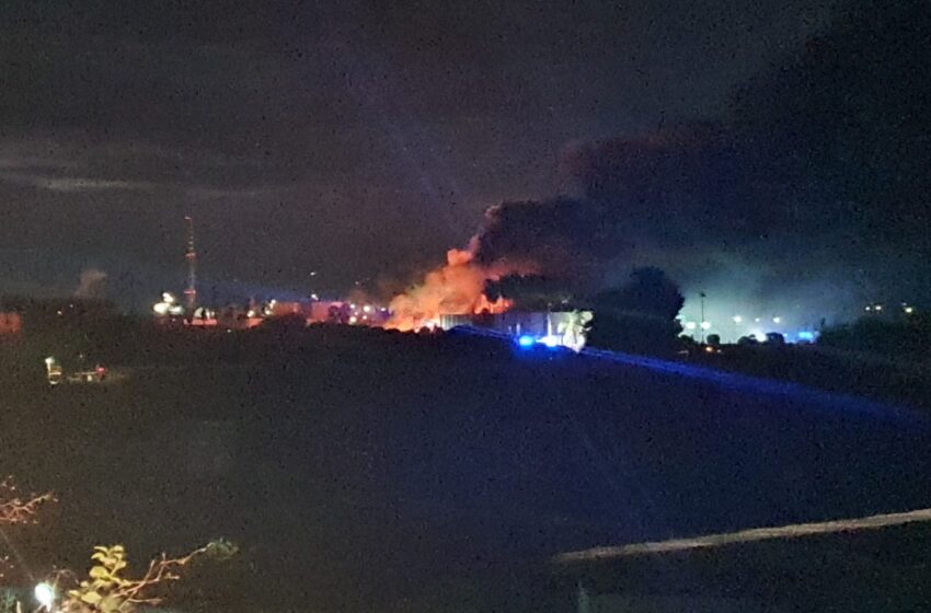  Devastante incendio nel deposito rifiuti, la nube nera da Augusta a Siracusa