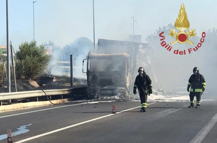 Camion distrutto dalle fiamme in autostrada, illeso il conducente