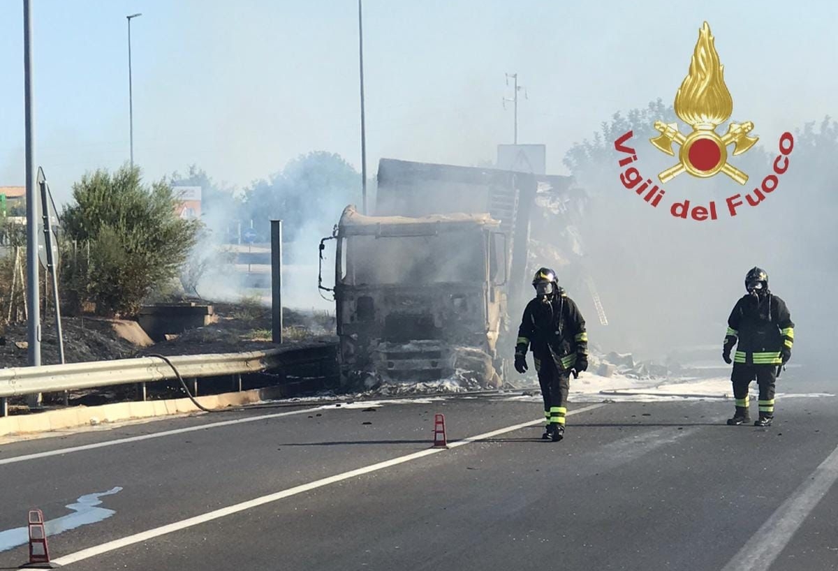 Camion distrutto dalle fiamme in autostrada, illeso il conducente ...