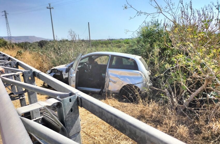  Finisce oltre la carreggiata in autostrada: illesa. Brutto incidente tra Noto e Avola