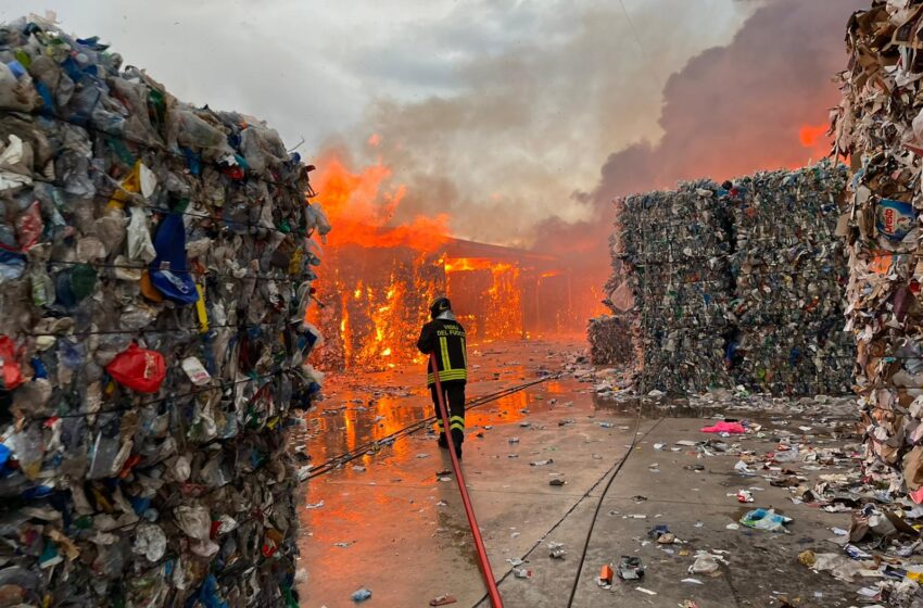  Ecoballe in fiamme, uno degli addetti: “Un fulmine ed in venti minuti è stato l’inferno”