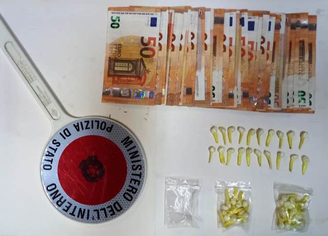  Controlli antidroga, arrestato 32enne: 65 dosi di cocaina in auto e mille e 500 euro in casa