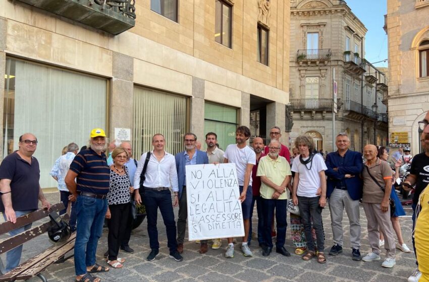  Sit-in in Prefettura a Siracusa per chiedere la sospensione dalla carica dell’assessore Granata