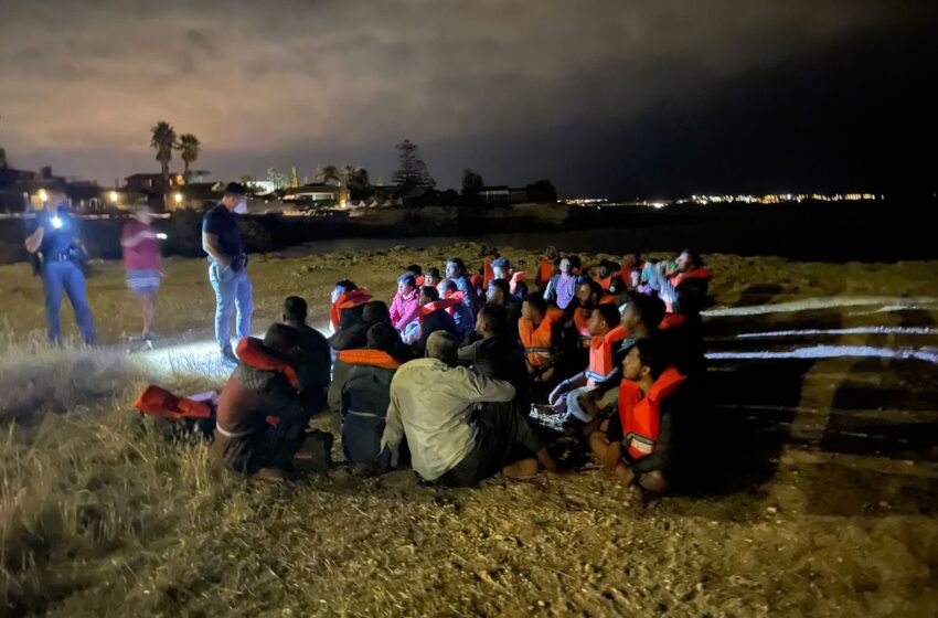  Sbarco di migranti ad Ognina, 35 bengalesi raggiungono la costa nella notte