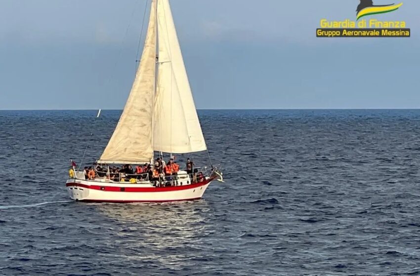  Migranti: barca a vela intercettata nelle acque siracusane. A bordo, 69 stranieri