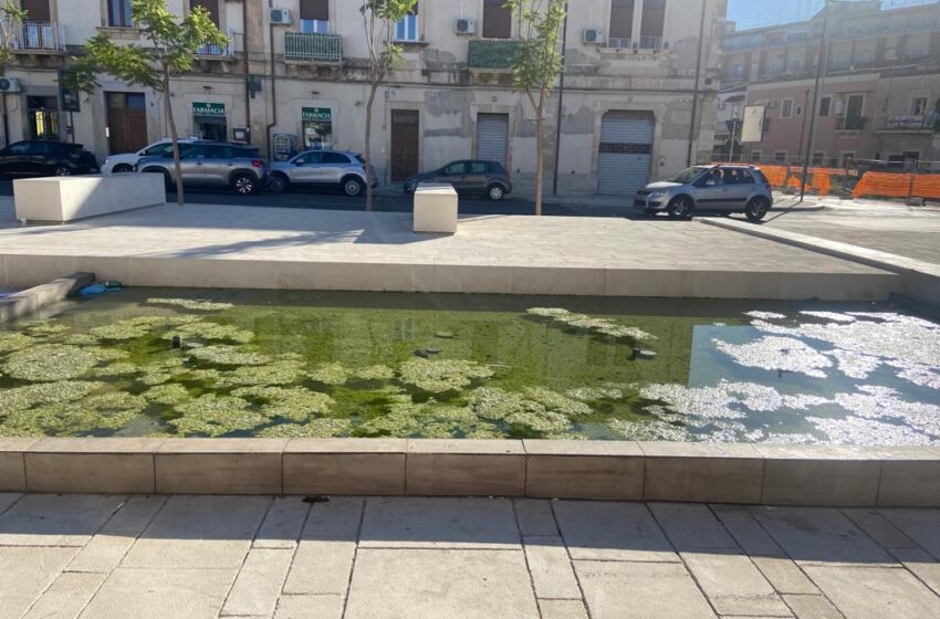  Nella nuova piazza Euripide la fontana non zampilla, “otturata” da inciampi tecnici e burocratici