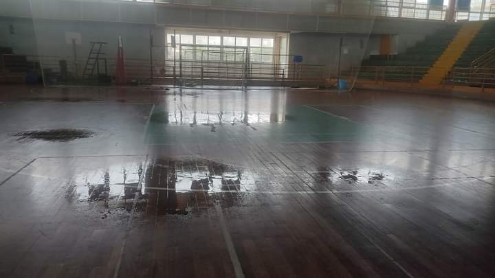  Piove, pozzanghere sul parquet del palasport: problema vecchio, soluzione nuova