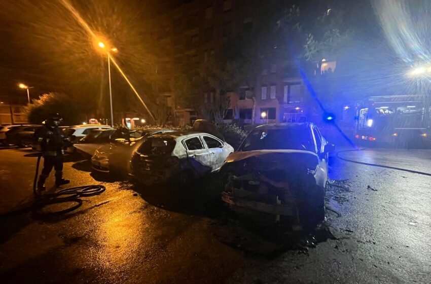 Violento incendio distrugge tre auto in zona San Giovanni: le cause ancora un mistero