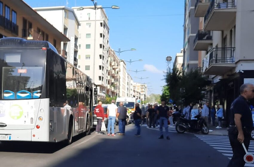  Incidente in Corso Gelone, pedone travolto da auto