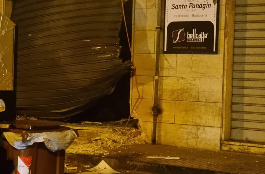  Bomba contro un bar a Santa Panagia, boato nella notte