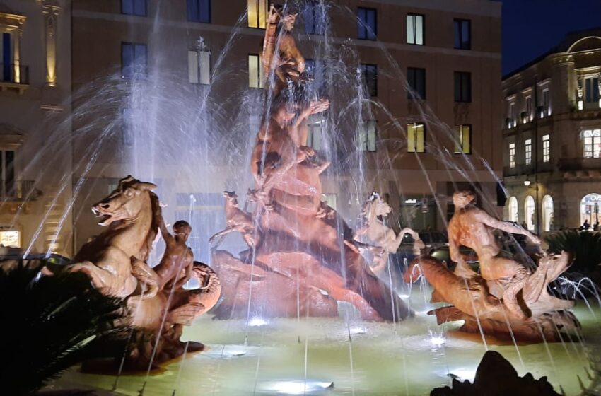  Fontana di Diana, fregi distaccati: consegnati alla Soprintendenza, si va verso il restauro