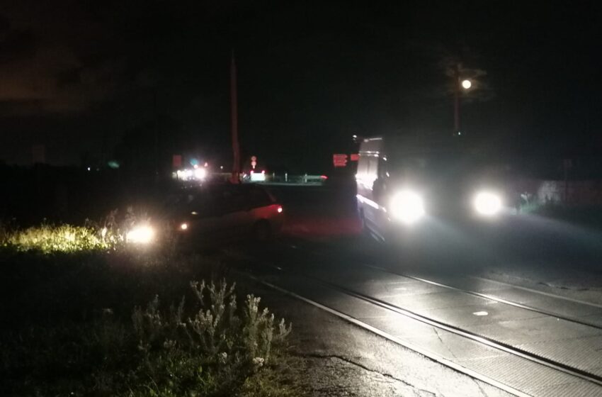  Auto bloccata tra i binari a Santa Teresa Longarini, interrotto traffico ferroviario