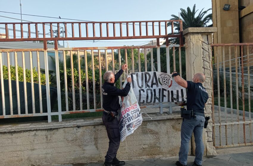 Striscione di CasaPound accanto al Pantheon: rimosso
