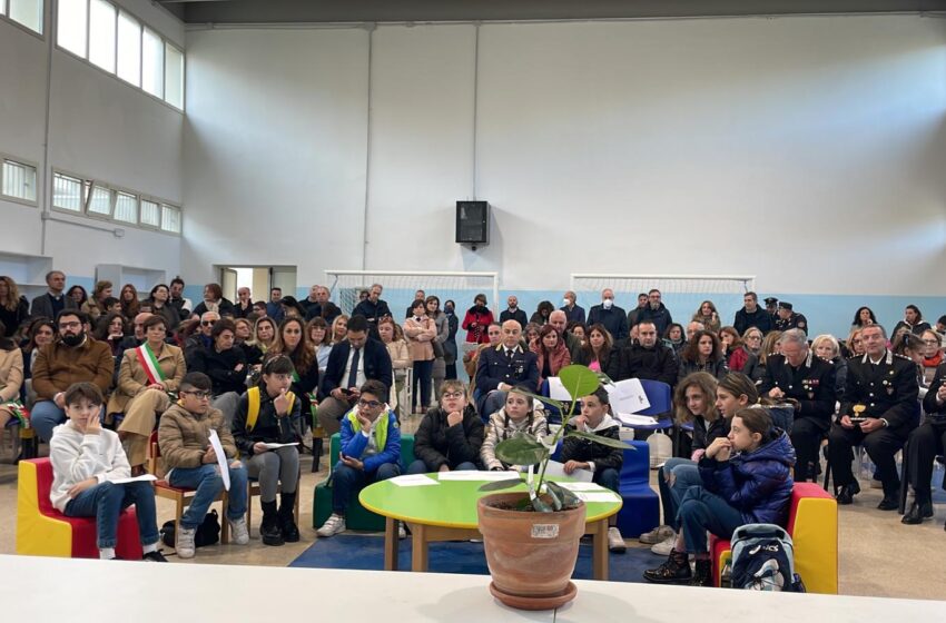 I figli non vanno a scuola? Niente reddito di cittadinanza: le novità del protocollo anti-dispersione