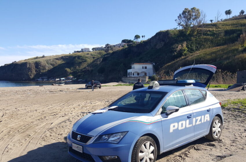  Cadavere in spiaggia ad Agnone, identificato l’uomo: un 40enne di Catania