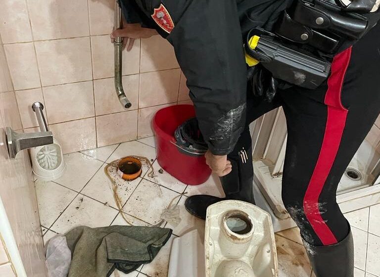  Getta droga nel wc, i Carabinieri la trovano con l’escavatore: denunciata una 50enne