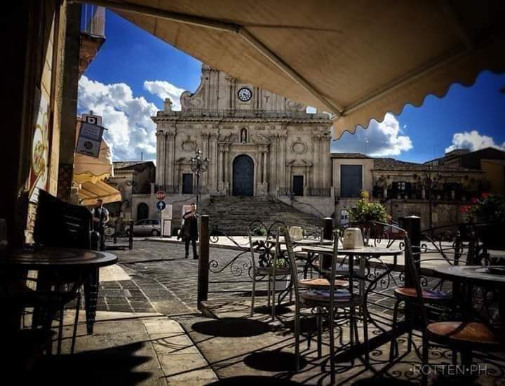  “Avvertimento” a Palazzolo, incendiato bar ristorante di piazza del Popolo. Danni ingenti