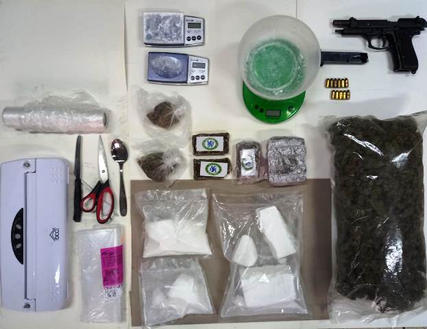  Una pistola e droga in camera da letto: arrestata una siracusana di 52 anni