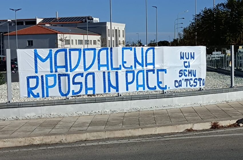  "Ciao Maddi": palloncini, fiori, messaggi e uno striscione sul luogo del terribile incidente