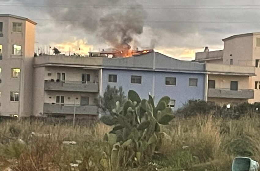  Paura in via Teofane, incendio sul terrazzo, intervengono i Vigili del Fuoco
