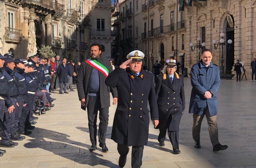 Festa della Polizia Municipale: schieramento in piazza Duomo, elogi ed encomi