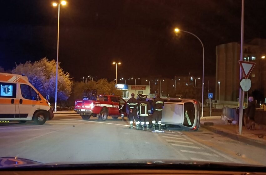 Ancora incidenti: auto si ribalta alla Mazzarrona, pedone investito in corso Gelone