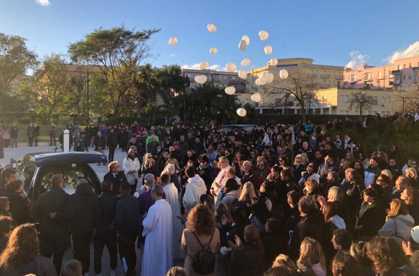 "Ciao Maddi", folla al Santuario per l'ultimo saluto alla studentessa 18enne
