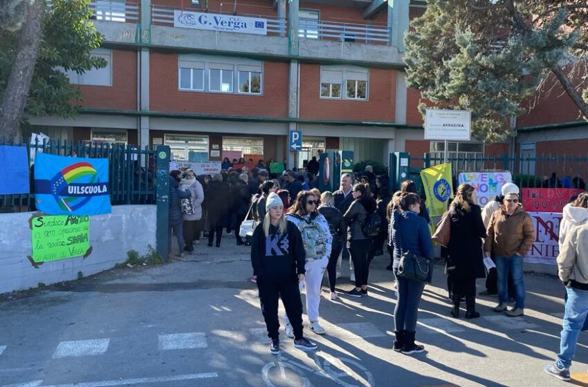  "Giù le mani del Verga", studenti e genitori chiedono al sindaco di difendere la scuola