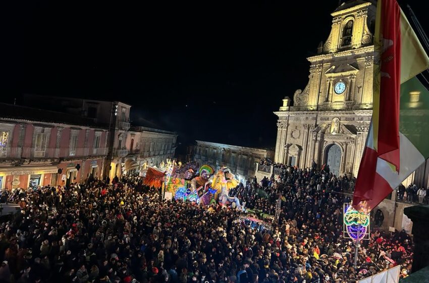 Carnevale di Palazzolo, notte magica in piazza con FMITALIA. E stasera si replica
