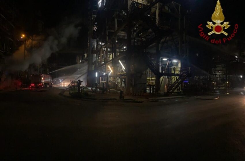  Incidente nella raffineria Isab Sud: grave operaio, trasportato al Cannizzaro