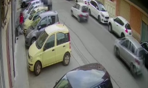  VIDEO. L'agghiacciante normalità di un agguato in città: gli spari, le urla, le auto intorno