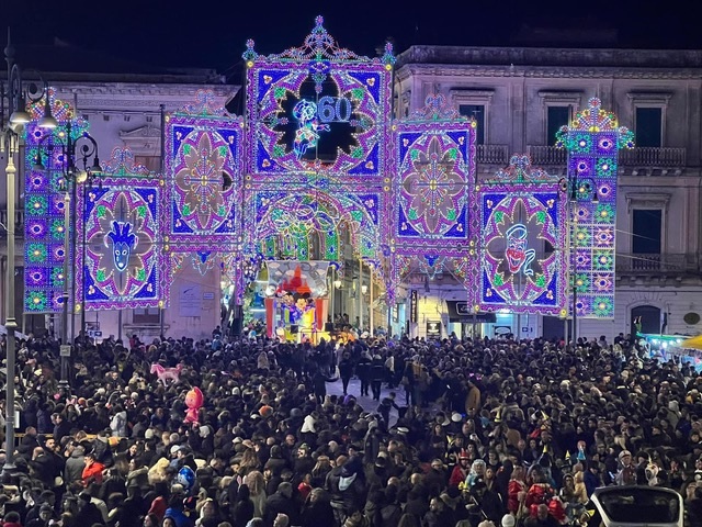  Carnevale storico di Avola, un fiume umano in piazza Umberto per un'edizione record