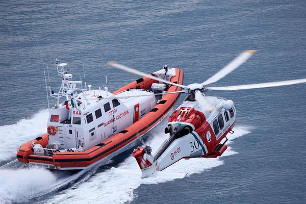  L'elicottero della Guardia Costiera sorprende un pescatore abusivo al Plemmirio