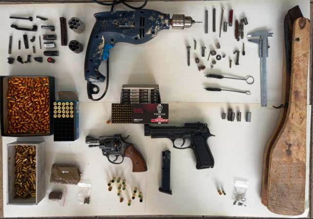  Fabbricava armi clandestine in casa, la Polizia arresta un 45enne siracusano