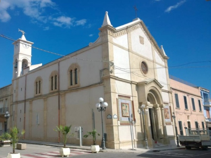  Coperta in fiamme lanciata nella chiesa di San Gaetano, inquietante episodio a Portopalo