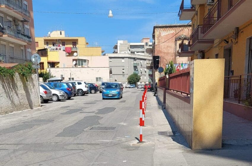  Paletti in strada a protezione dei pedoni in zona Filisto, Cavarra: "Servono i marciapiedi"