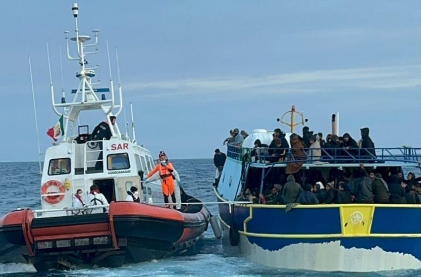  Peschereccio con 450 migranti a est delle coste di Siracusa, soccorsi dalla Guardia Costiera