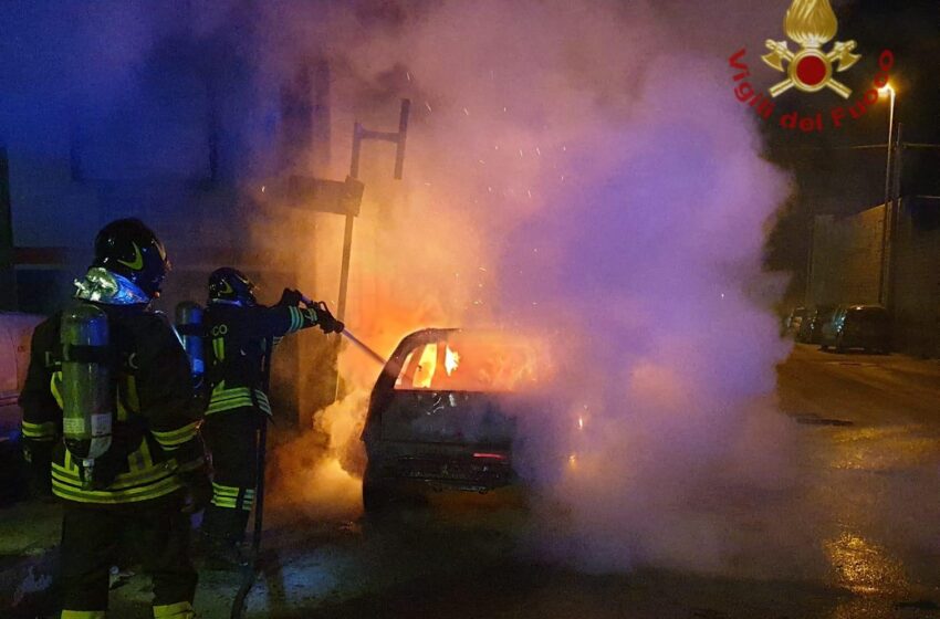  Incendio nella notte a Floridia, auto in fiamme: non si esclude il dolo