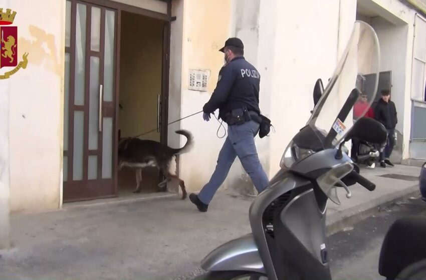  Droga a Siracusa, pusher in via Santi Amato: nascondeva dosi in un casotto, arrestato