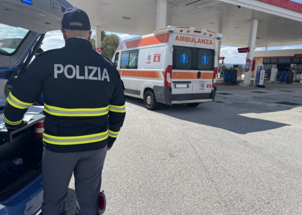  Corsa in ospedale ma l'auto resta in panne in autostrada. Ci pensa la Polizia Stradale