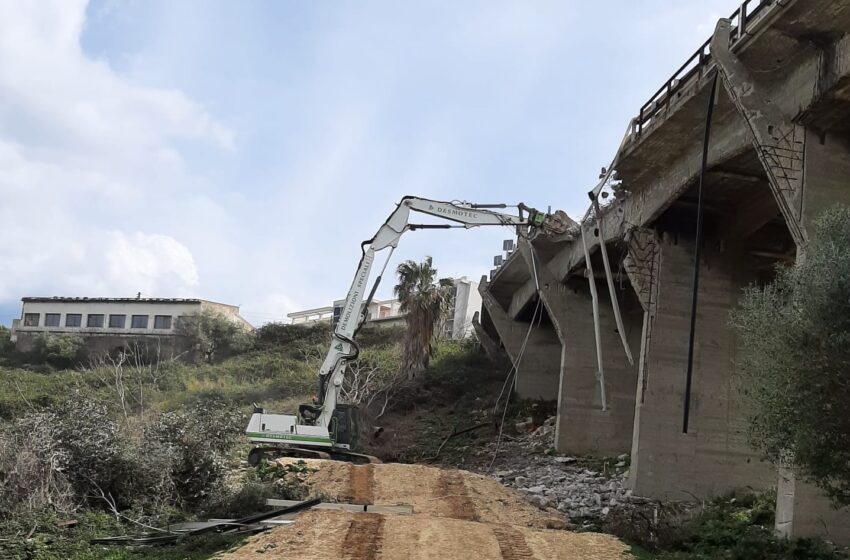  Demolizione viadotto di Targia, scatta la fase due: la struttura viene ridotta in pezzi