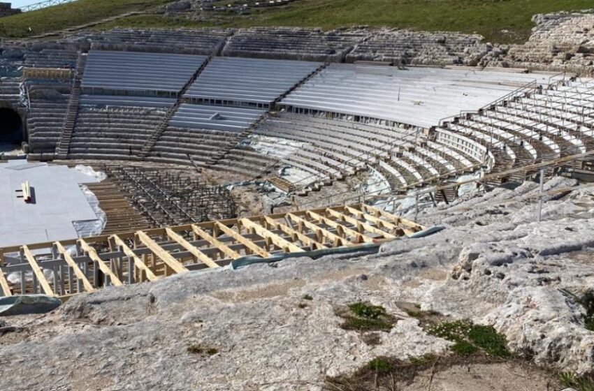  Teatro greco, in corso l'allestimento per gli spettacoli: geotessuto, juta con sabbia e legno