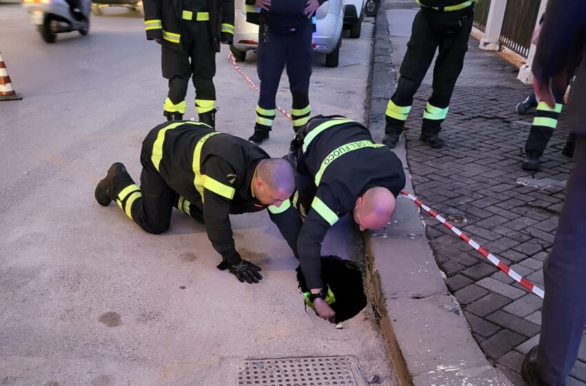  Si abbassa un tratto del lungomare Vittorini, asfalto giù di alcuni centimetri